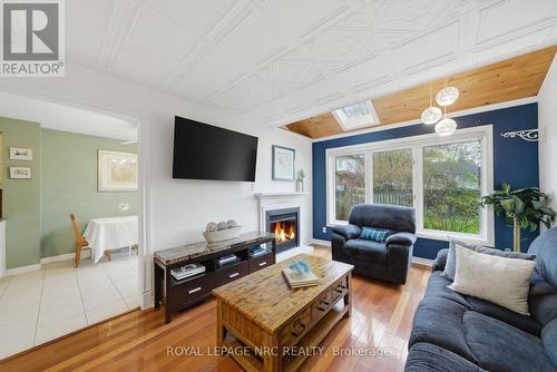 11 Tomahawk Drive, Grimsby, ON - Indoor Photo Showing Living Room With Fireplace