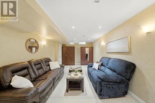 11 Tomahawk Drive, Grimsby, ON - Indoor Photo Showing Living Room