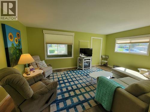 218 10Th Avenue, Keremeos, BC - Indoor Photo Showing Living Room