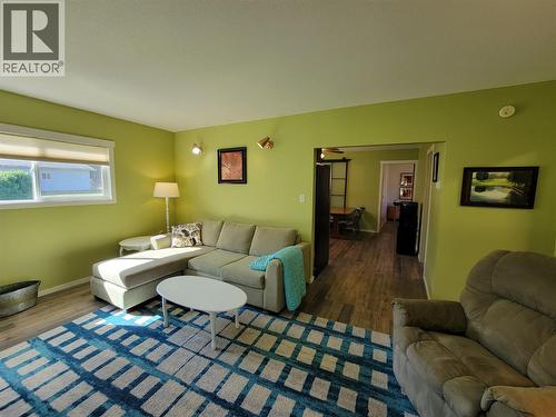 218 10Th Avenue, Keremeos, BC - Indoor Photo Showing Living Room