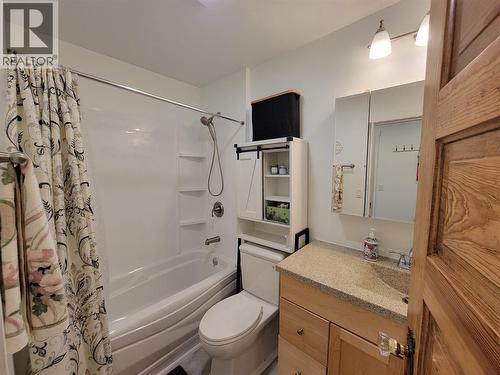 218 10Th Avenue, Keremeos, BC - Indoor Photo Showing Bathroom
