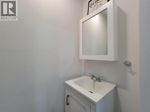 218 10Th Avenue, Keremeos, BC - Indoor Photo Showing Bathroom