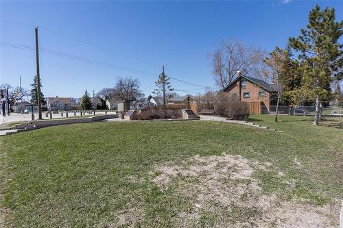 1136 Spruce St, Winnipeg, MB 