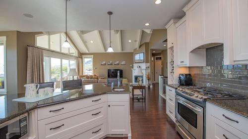 4300 Camelback Way, Vernon, BC - Indoor Photo Showing Kitchen With Upgraded Kitchen