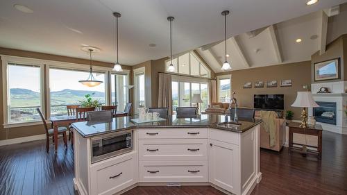 4300 Camelback Way, Vernon, BC - Indoor Photo Showing Kitchen