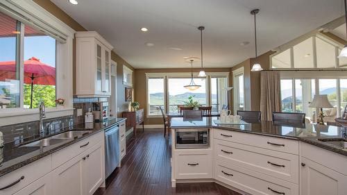 4300 Camelback Way, Vernon, BC - Indoor Photo Showing Kitchen With Double Sink With Upgraded Kitchen