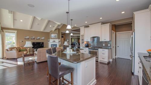 4300 Camelback Way, Vernon, BC - Indoor Photo Showing Kitchen With Upgraded Kitchen
