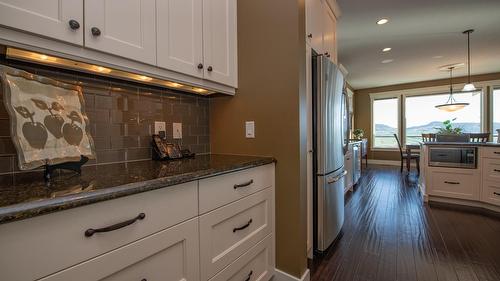 4300 Camelback Way, Vernon, BC - Indoor Photo Showing Kitchen