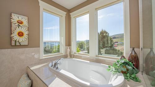 4300 Camelback Way, Vernon, BC - Indoor Photo Showing Bathroom