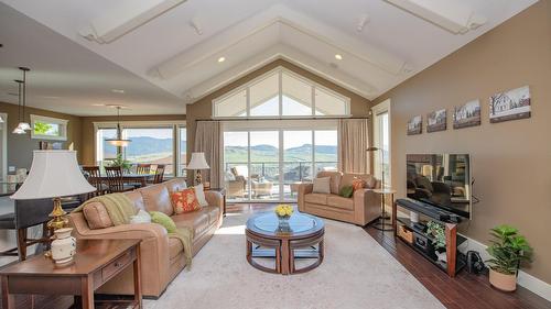 4300 Camelback Way, Vernon, BC - Indoor Photo Showing Living Room