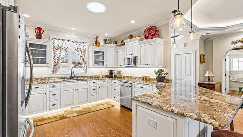 1808 Erickson Road, Creston, BC - Indoor Photo Showing Kitchen With Upgraded Kitchen