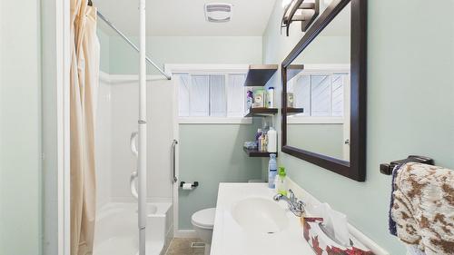 623 Devon Street, Creston, BC - Indoor Photo Showing Bathroom