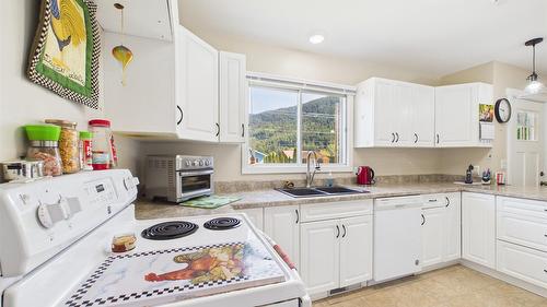 623 Devon Street, Creston, BC - Indoor Photo Showing Kitchen With Double Sink