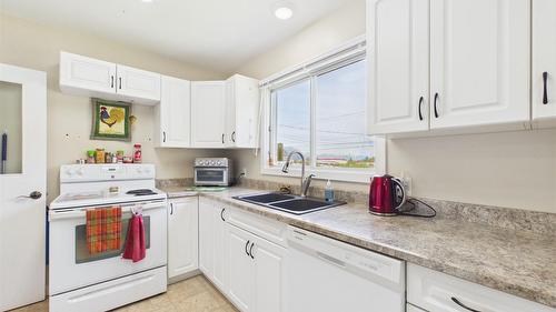 623 Devon Street, Creston, BC - Indoor Photo Showing Kitchen With Double Sink