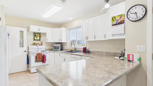 623 Devon Street, Creston, BC - Indoor Photo Showing Kitchen With Double Sink