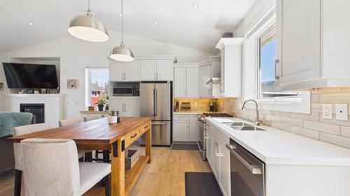 2117 16Th Street, Cranbrook, BC - Indoor Photo Showing Kitchen With Double Sink With Upgraded Kitchen