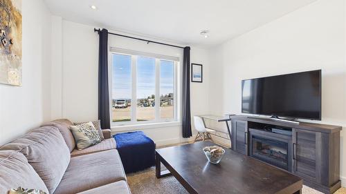 2117 16Th Street, Cranbrook, BC - Indoor Photo Showing Living Room