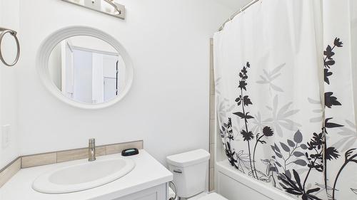 2117 16Th Street, Cranbrook, BC - Indoor Photo Showing Bathroom