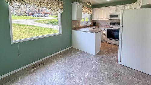 811 28Th Avenue, Cranbrook, BC - Indoor Photo Showing Kitchen