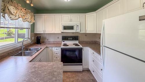 811 28Th Avenue, Cranbrook, BC - Indoor Photo Showing Kitchen With Double Sink