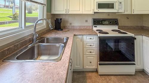 811 28Th Avenue, Cranbrook, BC - Indoor Photo Showing Kitchen With Double Sink