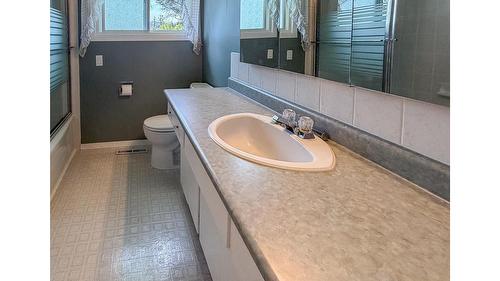 811 28Th Avenue, Cranbrook, BC - Indoor Photo Showing Bathroom