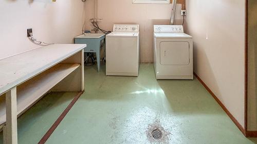 811 28Th Avenue, Cranbrook, BC - Indoor Photo Showing Laundry Room