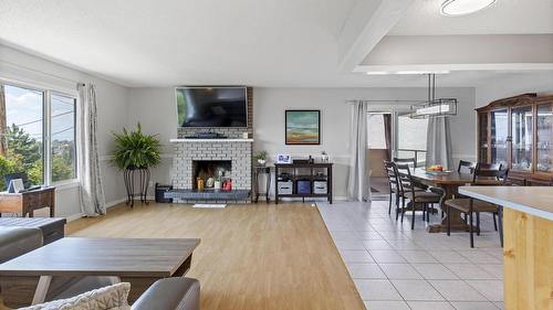 1285 Begley Road, Kelowna, BC - Indoor Photo Showing Living Room With Fireplace