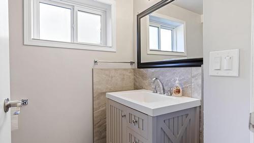 1285 Begley Road, Kelowna, BC - Indoor Photo Showing Bathroom