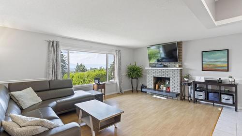 1285 Begley Road, Kelowna, BC - Indoor Photo Showing Living Room With Fireplace