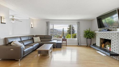 1285 Begley Road, Kelowna, BC - Indoor Photo Showing Living Room With Fireplace