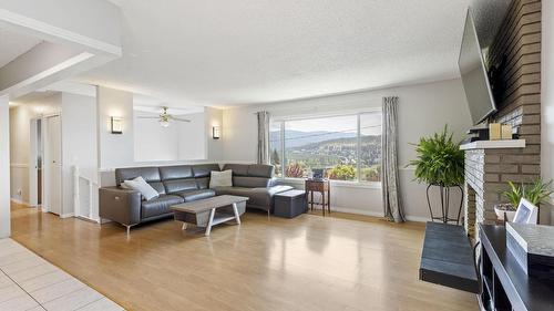 1285 Begley Road, Kelowna, BC - Indoor Photo Showing Living Room