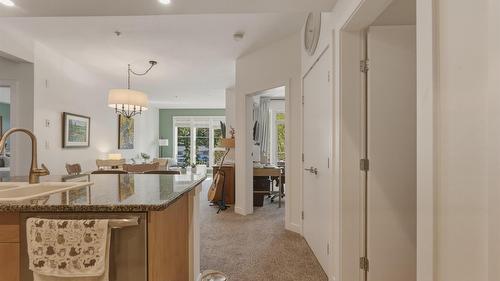 2303-7343 Okanagan Landing Road, Vernon, BC - Indoor Photo Showing Kitchen