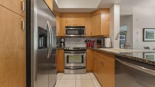 2303-7343 Okanagan Landing Road, Vernon, BC - Indoor Photo Showing Kitchen
