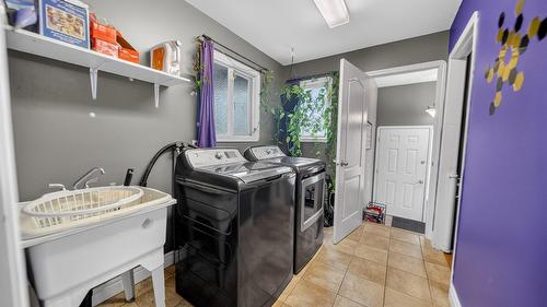 2917 2B Street, Cranbrook, BC - Indoor Photo Showing Laundry Room