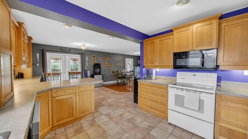 2917 2B Street, Cranbrook, BC - Indoor Photo Showing Kitchen