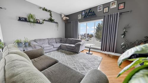 2917 2B Street, Cranbrook, BC - Indoor Photo Showing Living Room