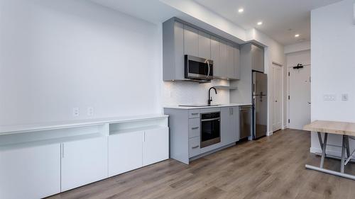 307-1274 Devonshire Avenue, Kelowna, BC - Indoor Photo Showing Kitchen