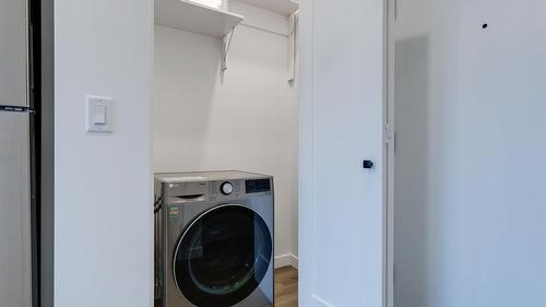 307-1274 Devonshire Avenue, Kelowna, BC - Indoor Photo Showing Laundry Room