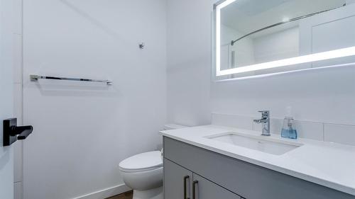 307-1274 Devonshire Avenue, Kelowna, BC - Indoor Photo Showing Bathroom