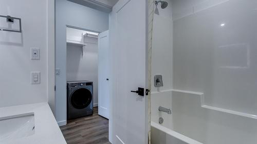 307-1274 Devonshire Avenue, Kelowna, BC - Indoor Photo Showing Laundry Room