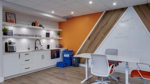 307-1274 Devonshire Avenue, Kelowna, BC - Indoor Photo Showing Office