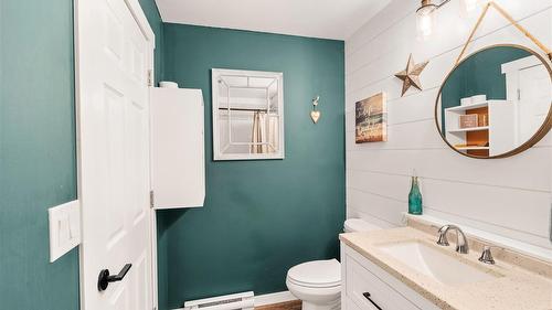 5469 Riverview Frontage Road, Ta Ta Creek, BC - Indoor Photo Showing Bathroom