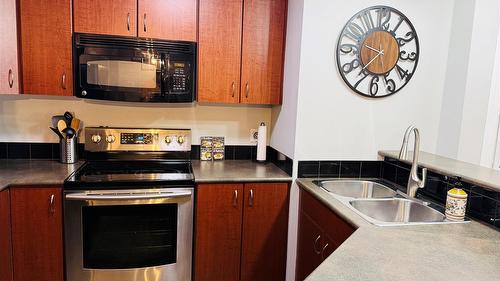 3302-205 Third Avenue, Invermere, BC - Indoor Photo Showing Kitchen With Double Sink