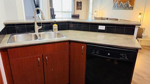3302-205 Third Avenue, Invermere, BC - Indoor Photo Showing Kitchen With Double Sink