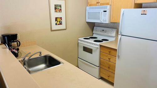 403-500 Stemwinder Drive, Kimberley, BC - Indoor Photo Showing Kitchen
