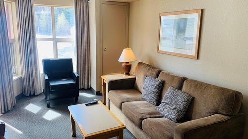 403-500 Stemwinder Drive, Kimberley, BC - Indoor Photo Showing Living Room