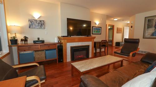 912 Ben Keer Drive, Kimberley, BC - Indoor Photo Showing Living Room With Fireplace