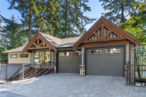 211 Ferntree Pl, Nanaimo, BC 
