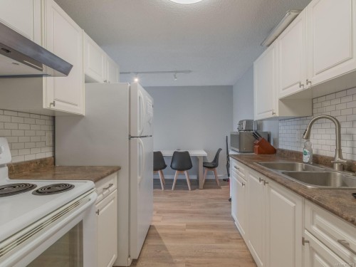 303-218 Bayview Ave, Ladysmith, BC - Indoor Photo Showing Kitchen With Double Sink